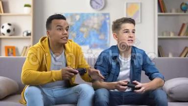 情绪化的欧洲和非裔美国人朋友玩电子游戏，闲暇时间